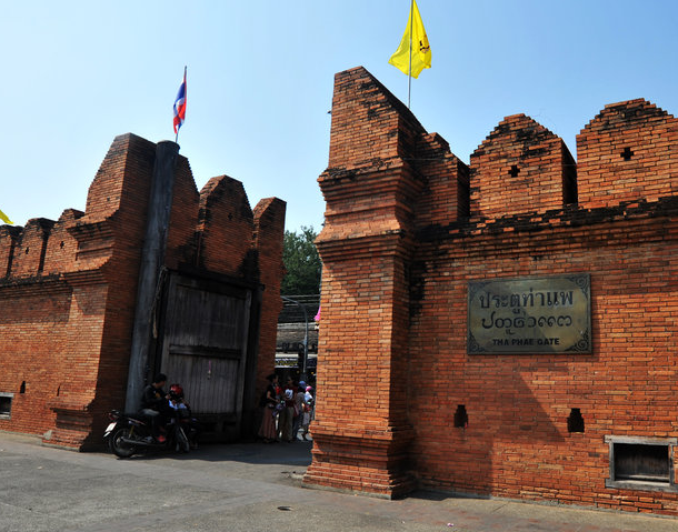 是清迈很好找的地标.也是周日夜市的起点.