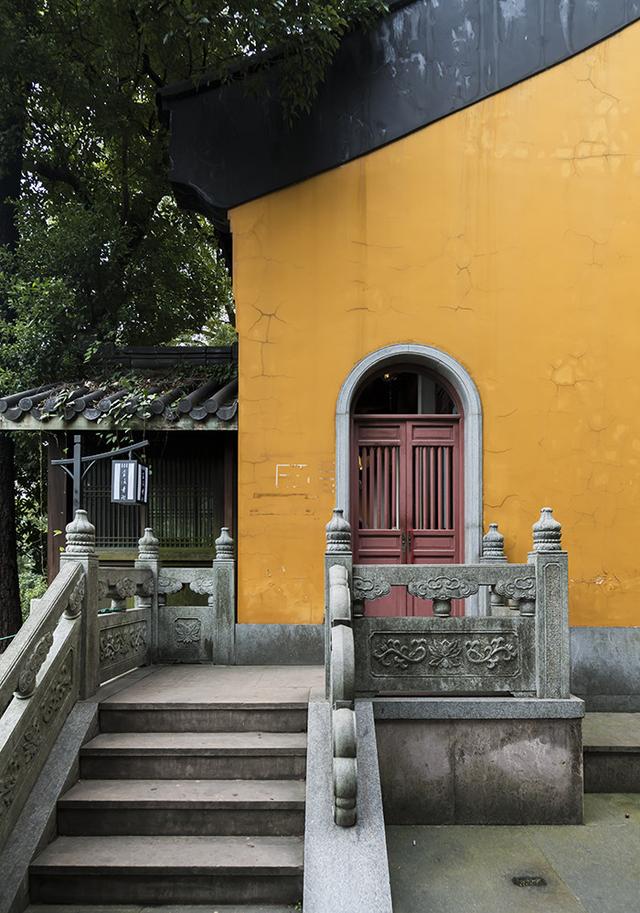 走飞来峰,访灵隐寺