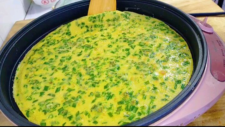 韭菜鸡蛋饼这样做,掌握窍门,柔软劲道凉了都不硬,太好吃了