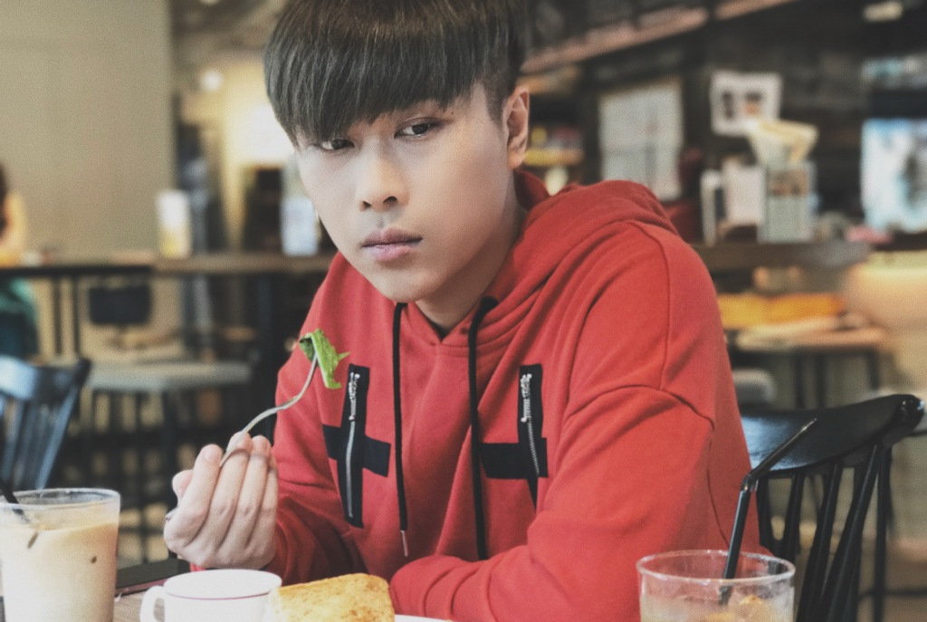 人民电竞特评:卢本伟不应该复播,回归之事均为谣言