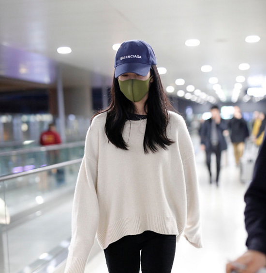 张天爱简约"黑白配"似走路带风,戴绿色口罩遮素颜双眼显倦意!