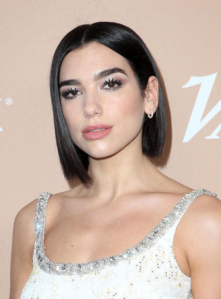 碧碧·雷克萨披"浴袍"展魅力 杜瓦·里帕吊带裙秀性感身材