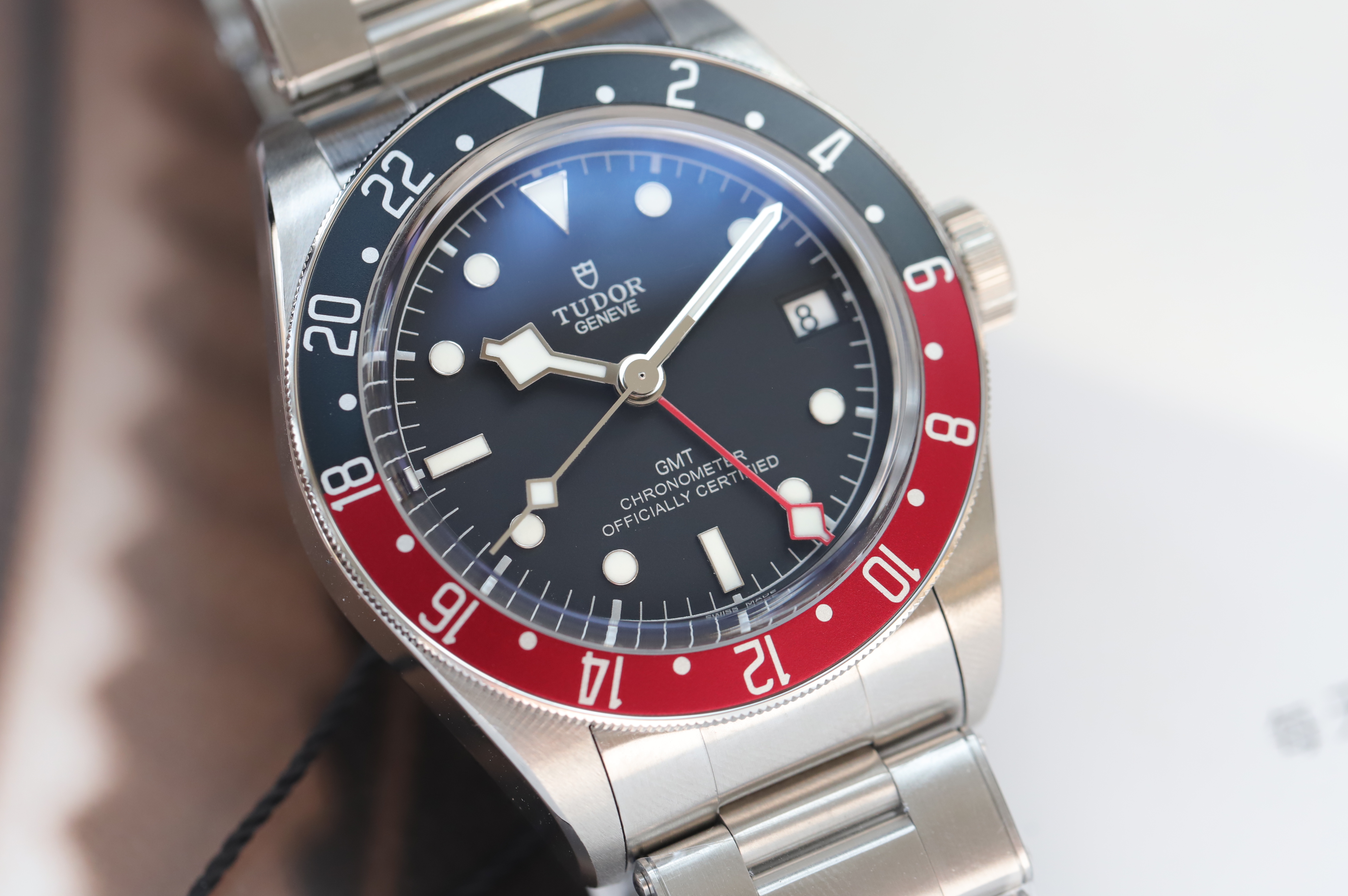 红与蓝之间的搭配,为您解析帝舵碧湾系列格林尼治型腕表