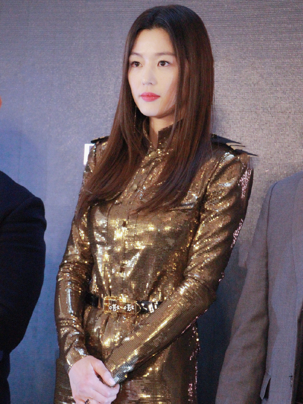 金智贤亮相南京,身穿金色长裙,秒杀身旁众人