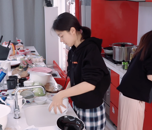 有一种"炫富"叫赵今麦的nike鞋,拖鞋价格曝光后,网友:买不起