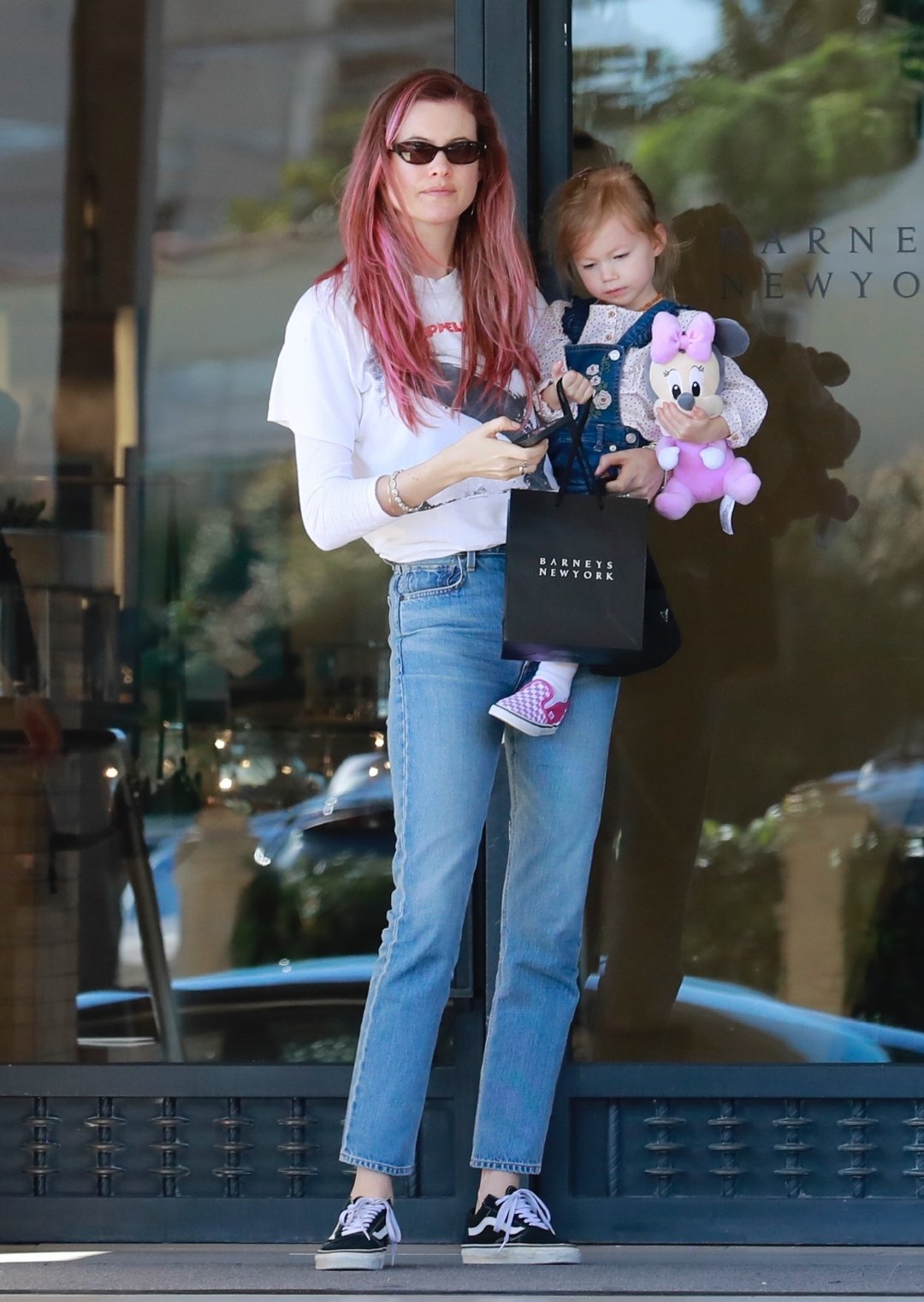 超模贝哈蒂·普林斯露behati prinsloo带着女儿在贝弗利山的barneys