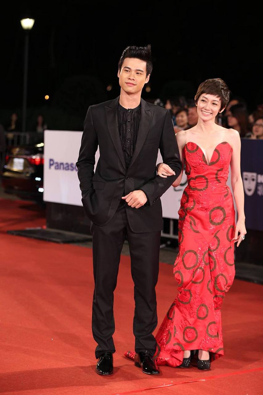 近日,曾经被誉为亚洲夫妻模范的蓝正龙和周幼婷意外宣布离婚.