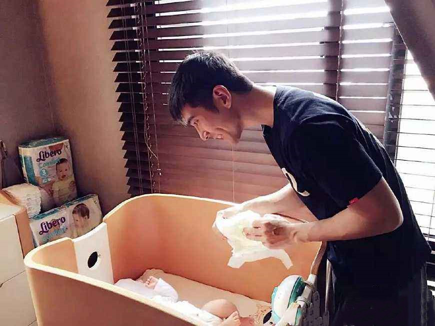 宝爸"全副武装"给孩子换尿布,网友:自己的娃,还嫌弃?