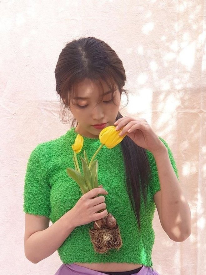 又被iu的气质折服了,穿绿色针织衫搭配紫色半裙,不丑反而超好看