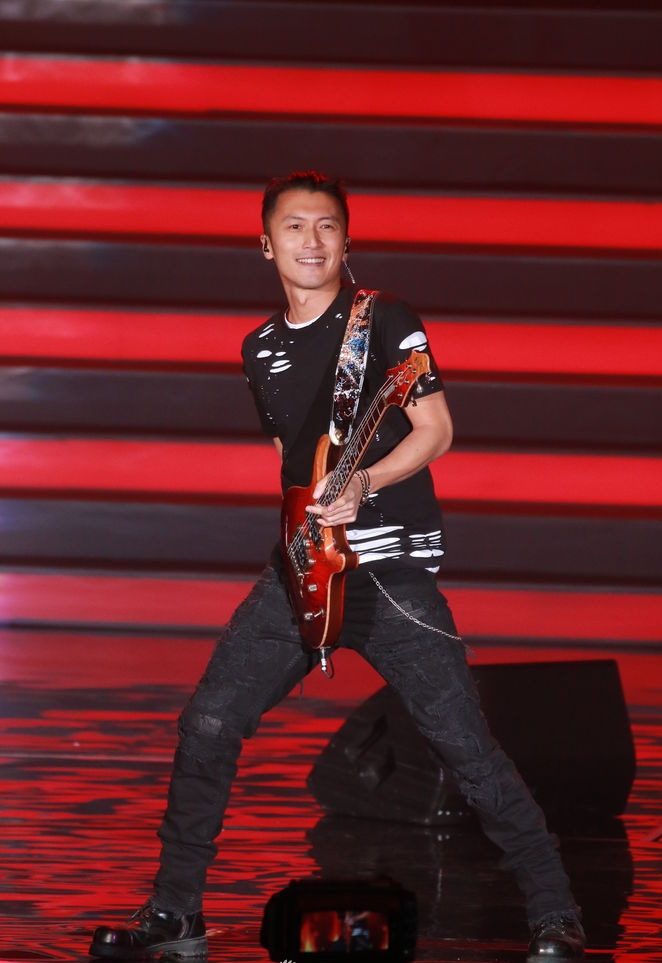 "不老男神"谢霆锋表演现场,大秀吉他燃爆全场