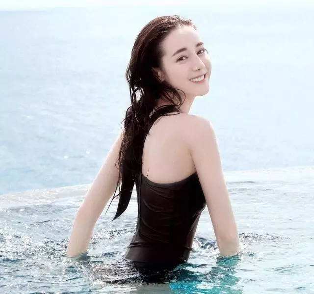 迪丽热巴,杨超越泳装照对比