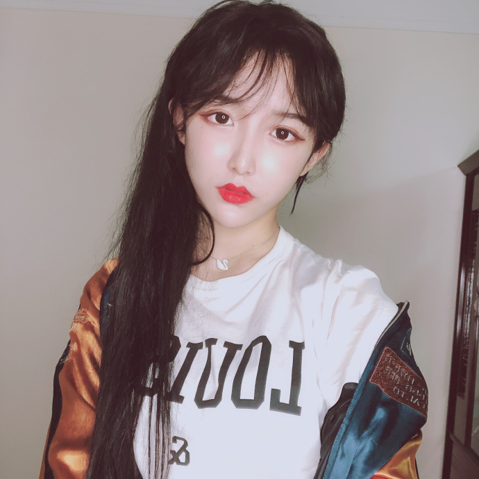 16岁"女装大佬"与男子激情相拥,手的位置讲究,网友:进退两难