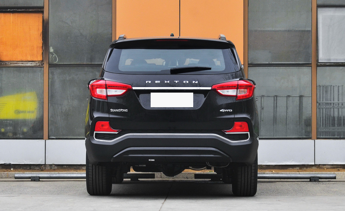 双龙雷斯特g4采用了非承载式车身结构,有着宽大厚重的车身轮廓,其采用