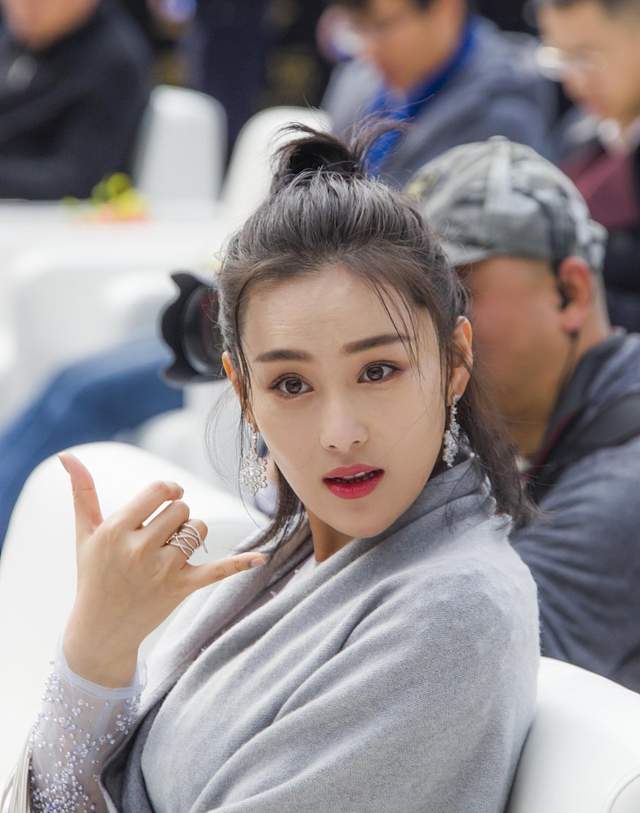 张馨予半扎丸子头 穿灰色纱裙 清新自然 少女感爆棚