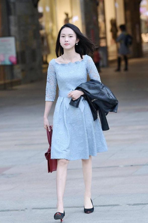 杭州街拍:美女紧身抹胸吊带,露出迷人小腰,尽显傲人好身材!