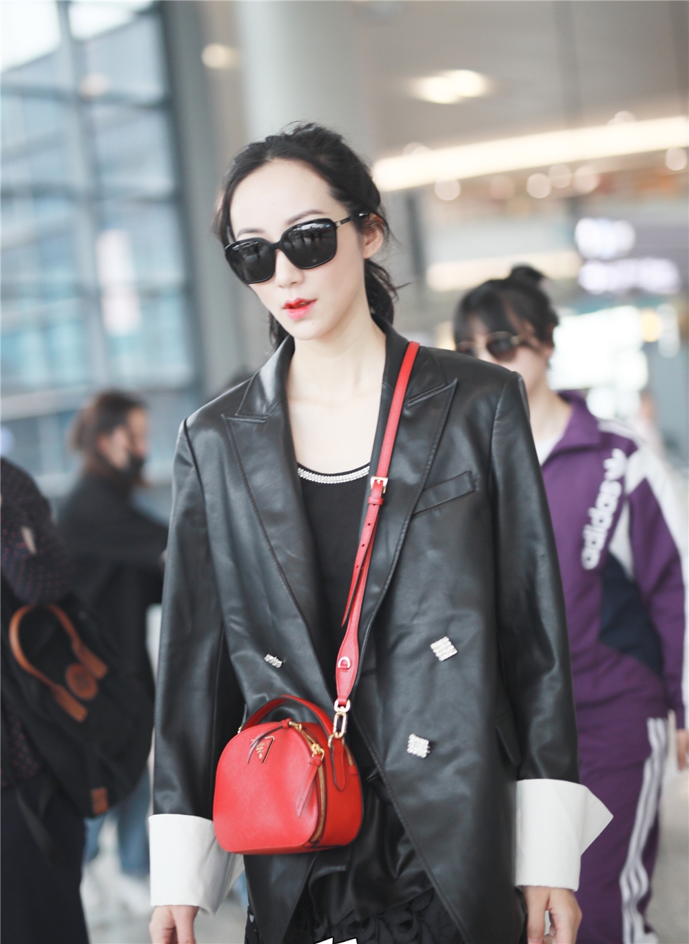 36岁韩雪真会穿,皮衣混搭镂空裙气场开挂,网友:好一个酷girl!