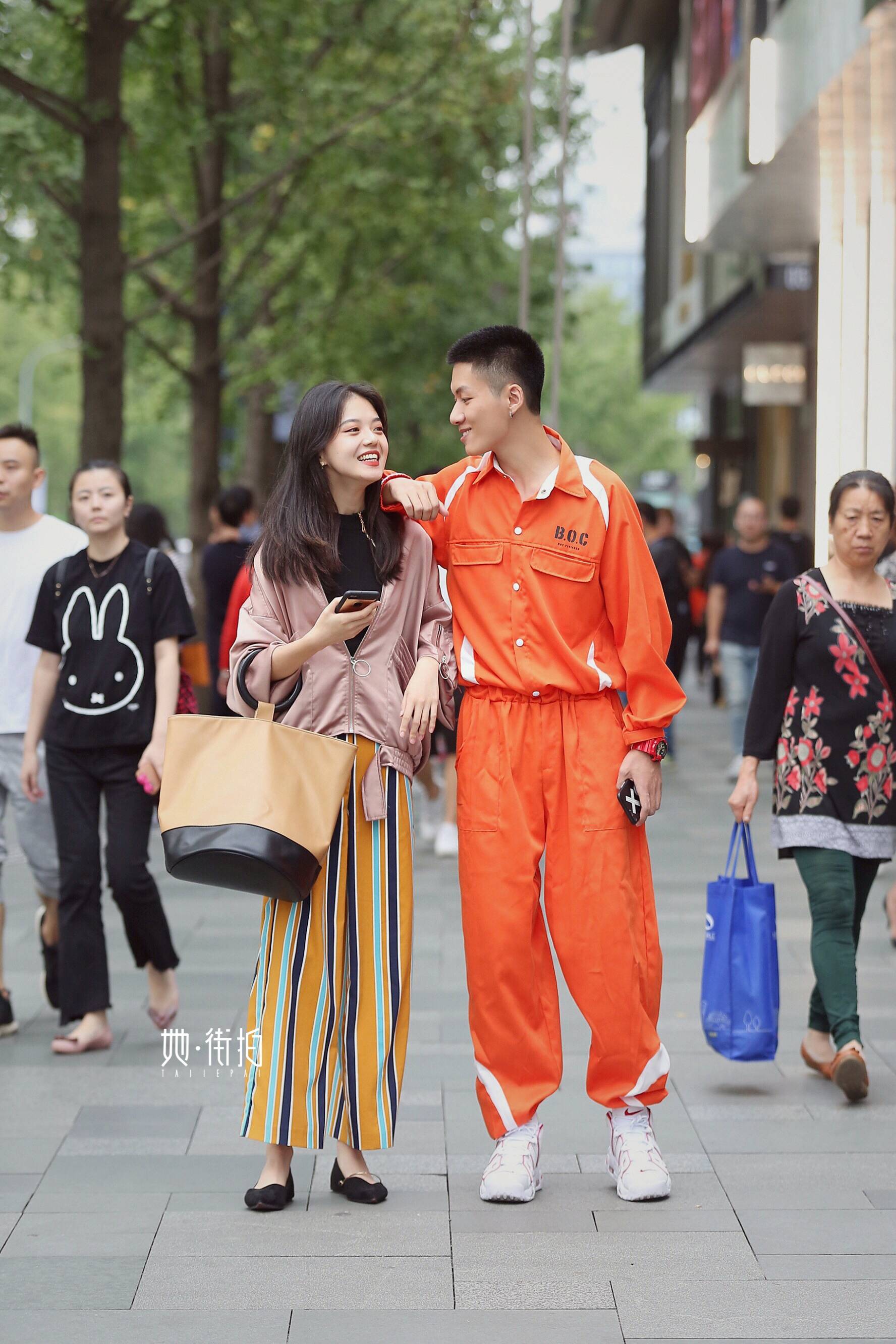 帅哥美女的情侣组合是不是超养眼呀!走在街上回头率一定很高吧!