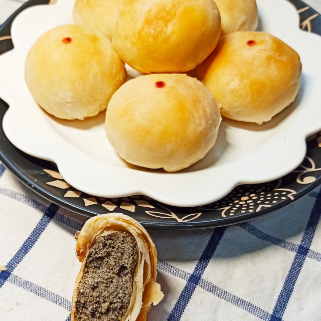 苏式椒盐月饼,表皮金黄,酥皮分层非常好