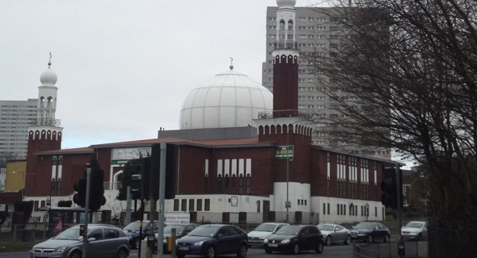 英国伯明翰清真寺遭人砸碎窗户 目前袭击者仍在逃