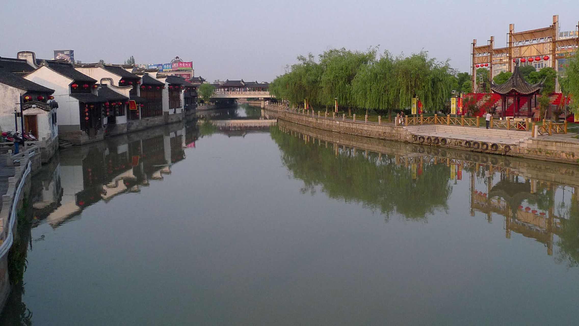 山东省滕州市投资百亿建设的微山湖古镇,曾引起轰动,如今却无人问津.