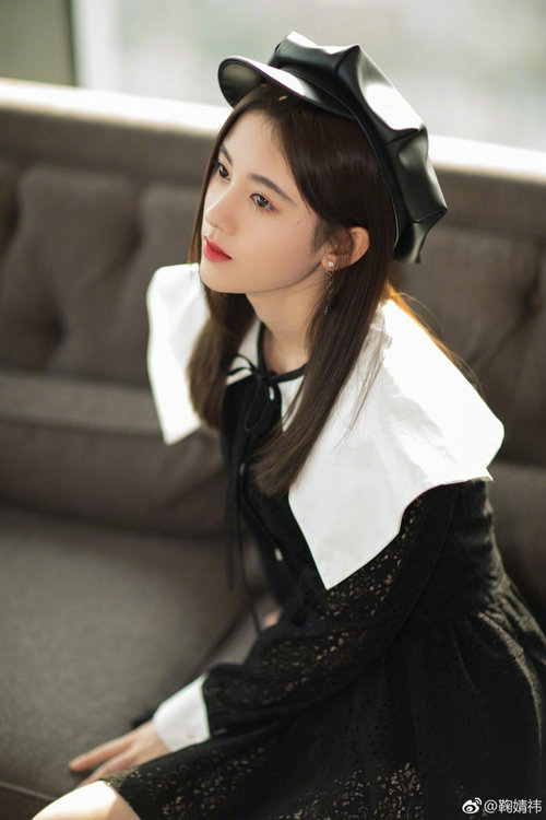 鞠婧祎晒美照 头戴贝雷帽美目放电