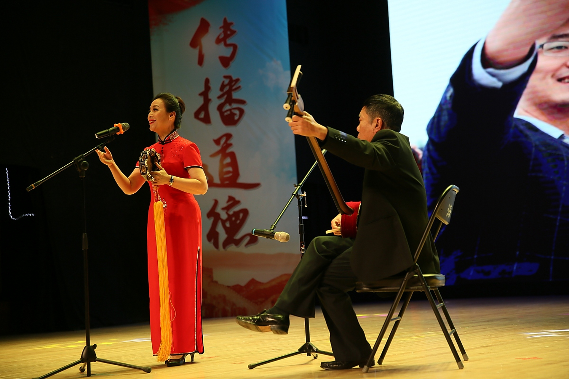 二胡是京剧伴奏中常用的拉弦乐器,其音色悠扬婉转,能够为演员的唱腔和