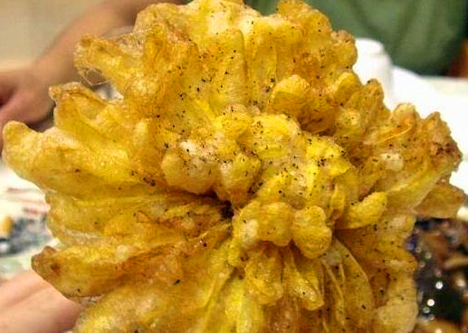 中国两种不同版本的美味佳肴"炸菊花"