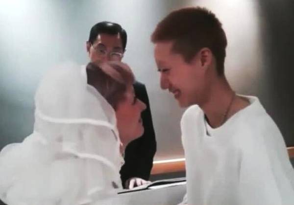 吴卓林与加拿大网红andi,正式喜结连理,婚礼现场寒酸冷清!