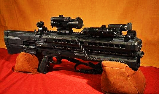 uts-15霰弹枪采用双管式弹仓供弹,霰弹通过位于手枪握把上方的弹仓