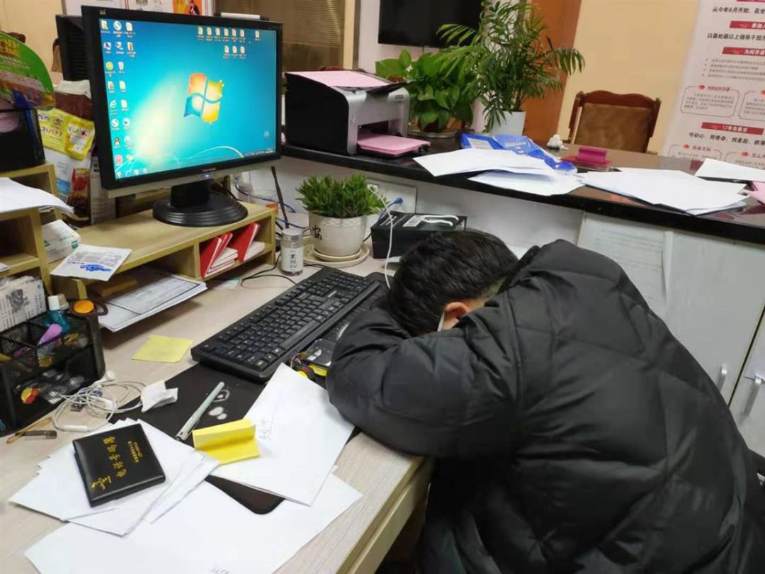 战"疫"巾帼(十)丨巾帼不让须眉,累了,就趴一会——陶燕