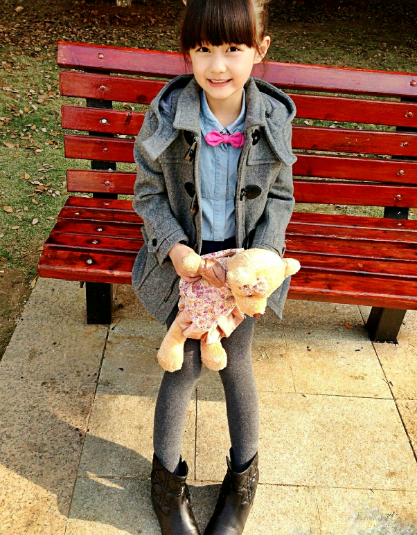 裴佳欣各个网络视频直播平台都很有名气,她曾经是快手最火的童星之一