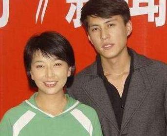 51岁江珊被小15岁男友隔空喊话,四字甜倒众人,网友:像
