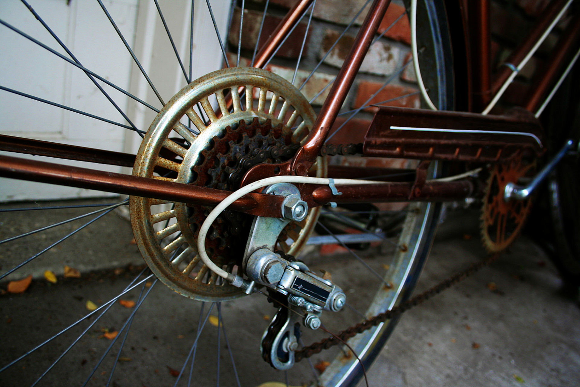 如果你的自行车链条已经生锈,不要强行使用蛮力除锈.