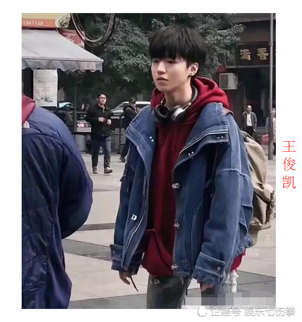 王俊凯带助理玩滑板,助理的神仙颜值太抢镜,网友:不到18岁吧