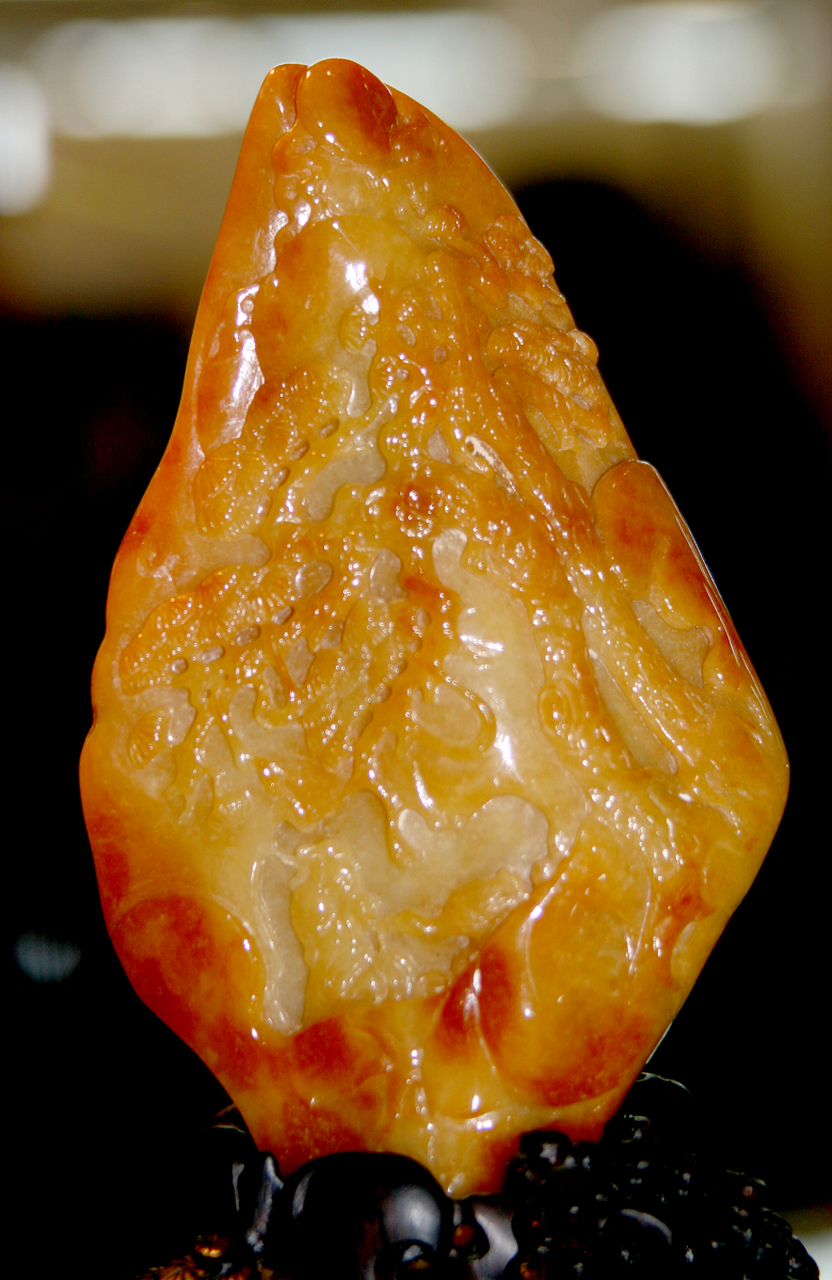 金丝玉沙漠漆,一种具有独特地质特征的玉石材料,其色泽丰富,质地坚韧