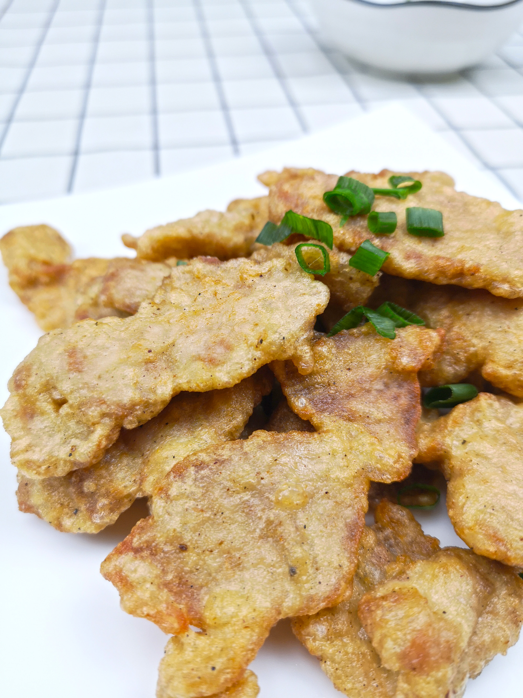 椒香小酥肉,这样做赛过炒着吃,外脆里嫩不黏牙,大人小孩抢着吃