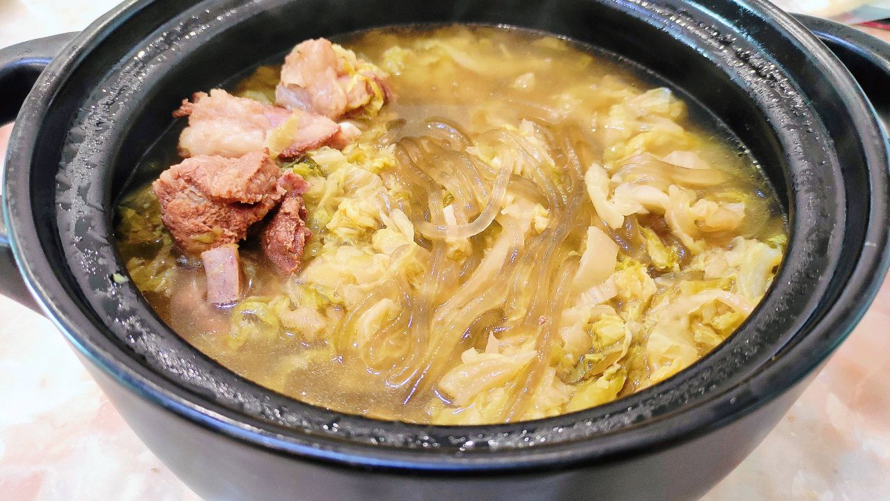 大厨教你做砂锅酸菜炖排骨,汤汁酸爽排骨鲜香,配2碗米饭,完美