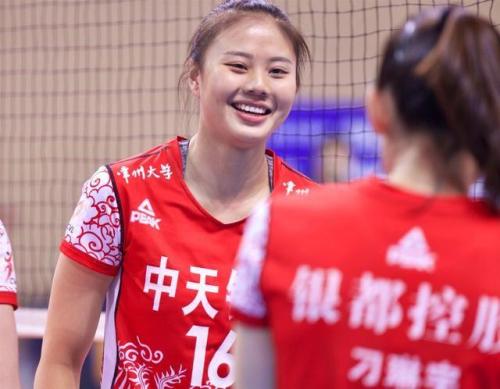 龚翔宇现在身份不同了,绯闻男友只能转身牵手矮一截的姑娘?