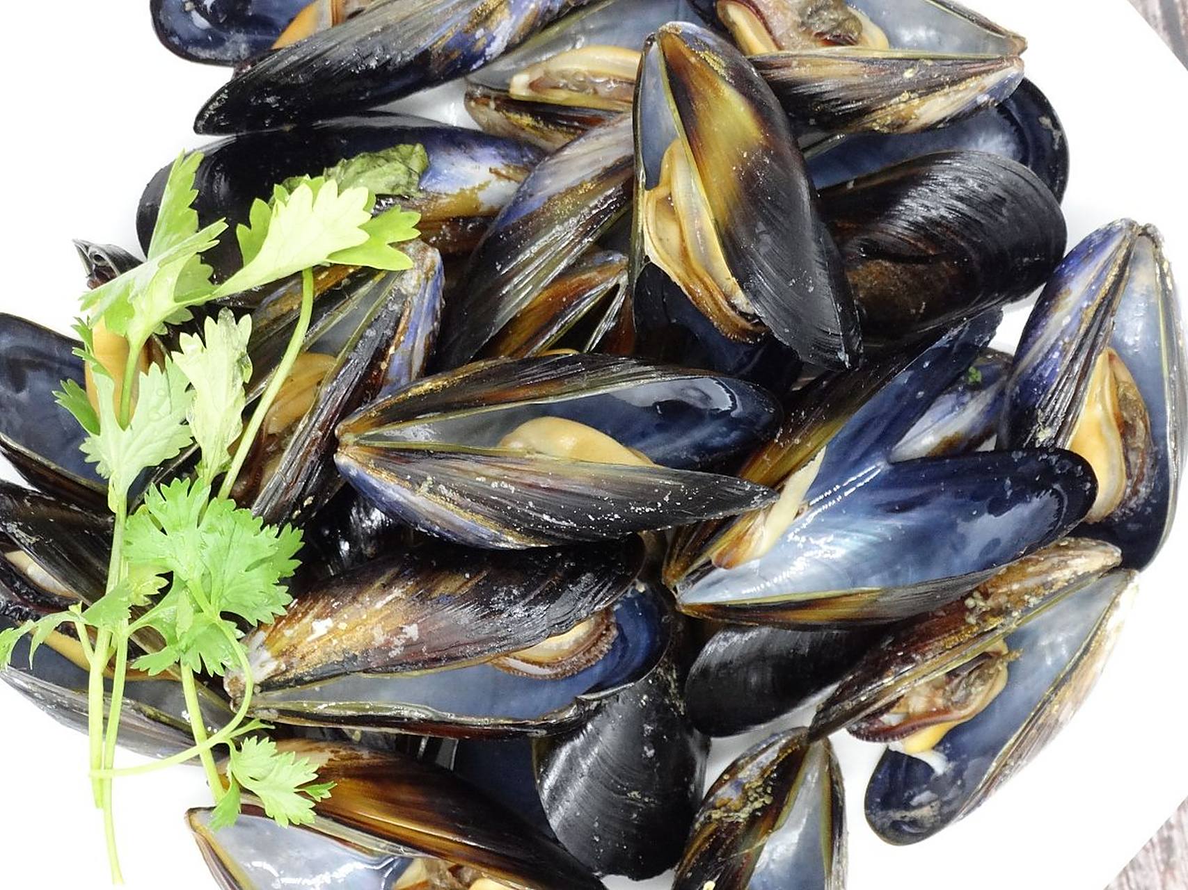 在购买贻贝等贝类水产品时,应尽量避免购买来自赤潮地区的贝类谠 