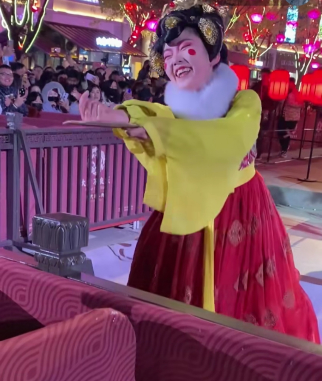 不倒翁小姐姐走红,皮卡晨兔牙妹,哪个版本的不倒翁女孩最美?