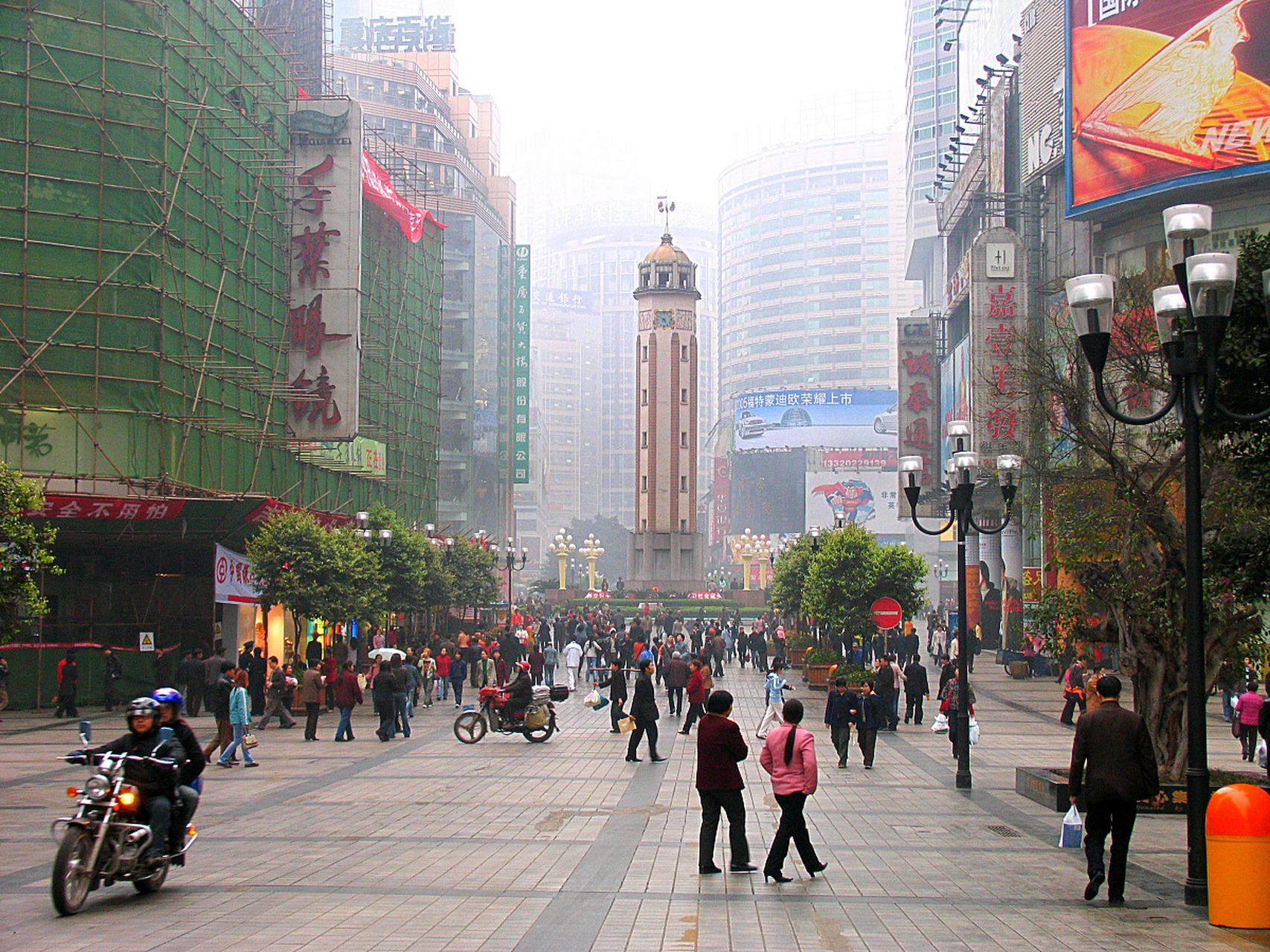 解放碑步行街,这片熙熙攘攘的都市绿洲,是重庆最富有活力的购物天堂.