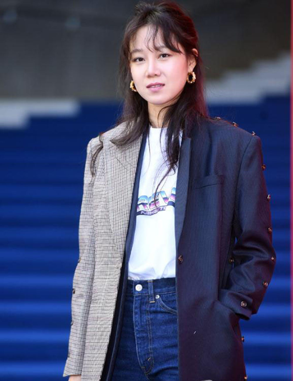 韩国女神孔孝真出席首尔时装周,牛仔西装衣品高,传说中的衣架子