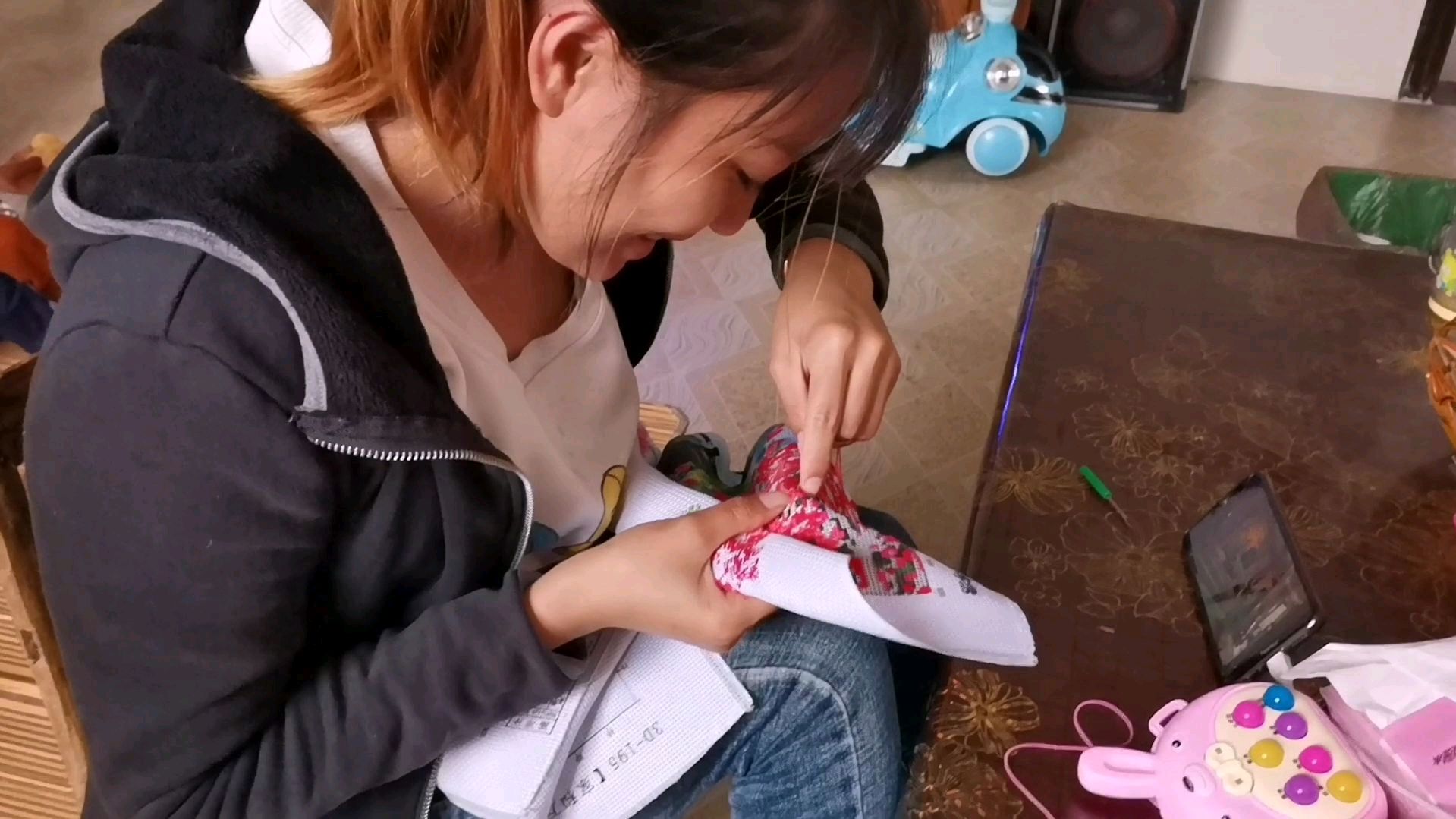 农村媳妇自己绣几幅十字绣,挂上背景墙,这郊果看着真不错