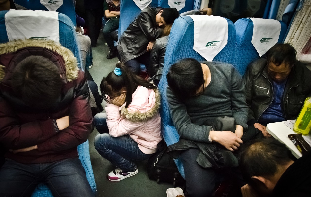 实拍:硬座上的睡姿,横七竖八或是东倒西歪,图6图7看着心酸!