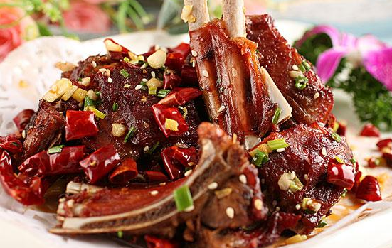 香辣羊排,羊腿上的绒毛拔干净,剔出骨头!