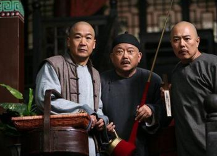 能让和珅下跪磕头的金大烟袋,到底是乾隆皇帝的什么人?