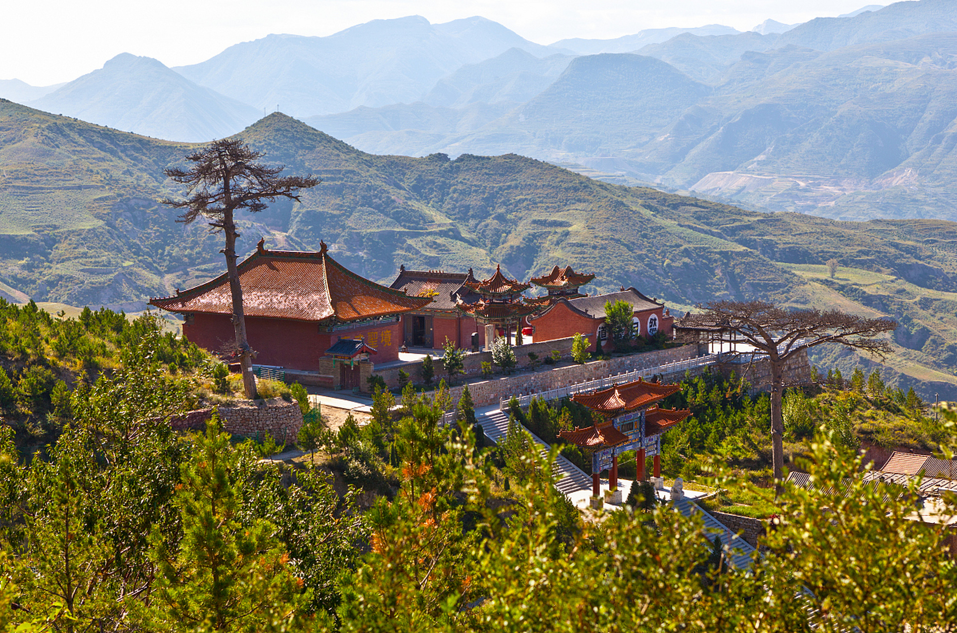 庄浪县拥有国家级森林公园云崖寺,省级文物保护单位云崖石窟及紫荆山
