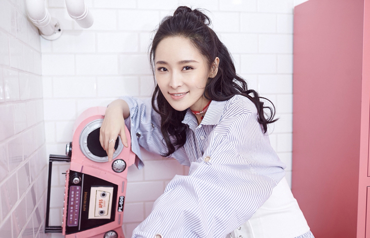 《天乩之白蛇传说》小青李曼美照:腰细腿长,气质优雅!