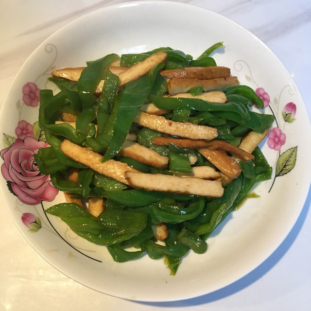 青椒炒香干,咸鲜下饭,营养丰富,是一道简单的美味快手菜