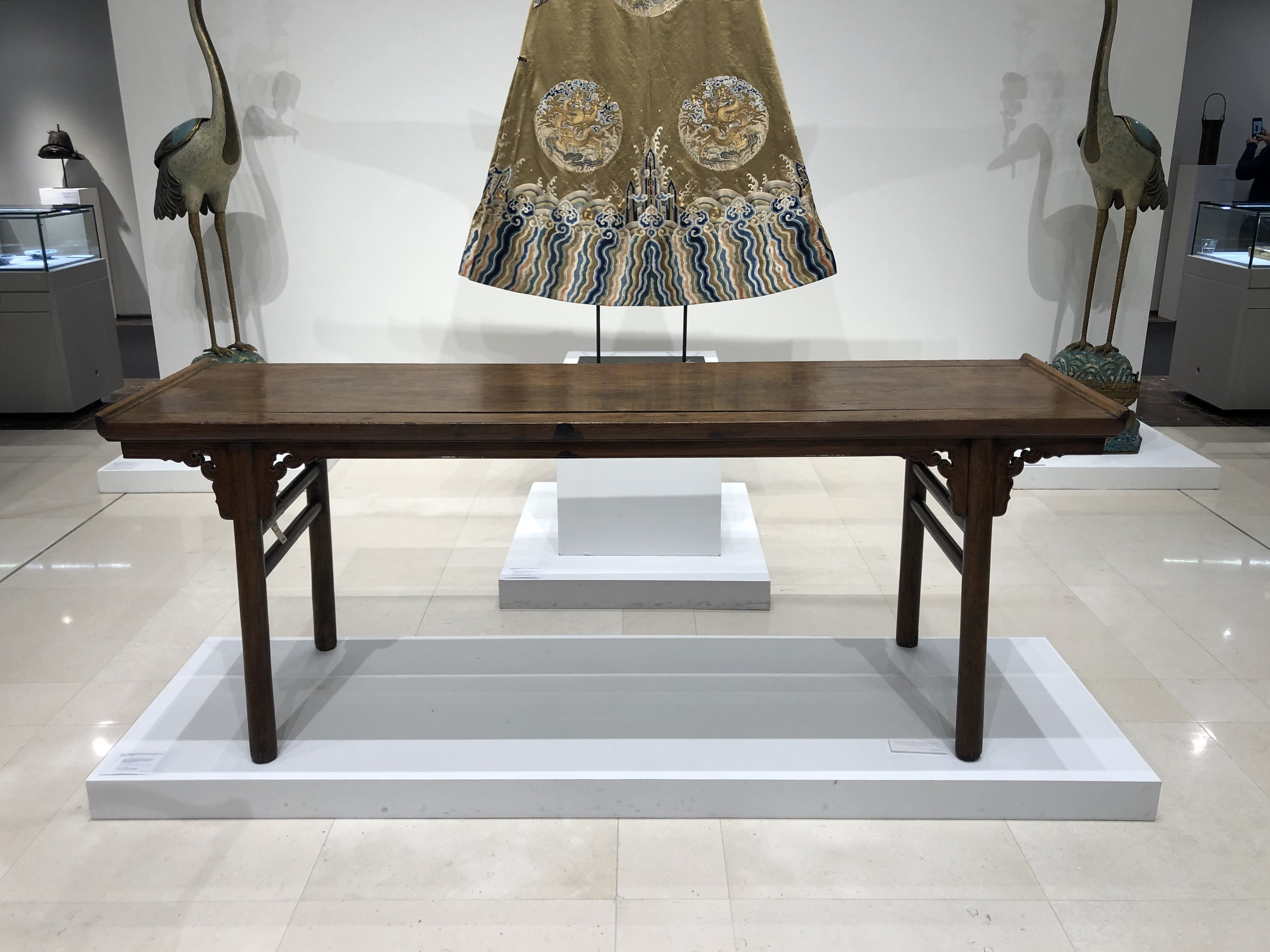 黄花梨翘头抹头一木连做,夹头榫画案做工不寻常